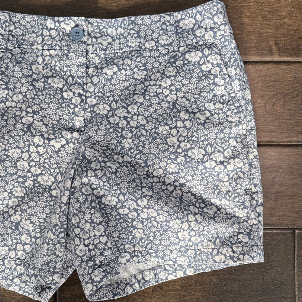 ❤️3/$30 Loft Outlet Floral Blue and White Women's 6” Inseam Shorts - Picture 3 of 10